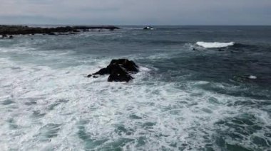 Monterey Körfezi 'nin Rocky Sahili - Kaliforniya' nın Pasifik Sahili