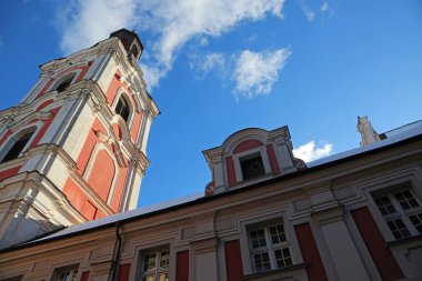 Poznan Fara, Polonya 'da yan görünüm