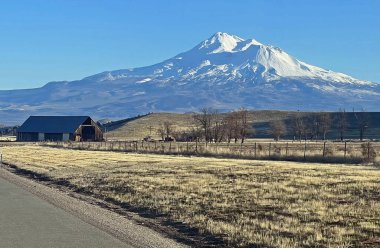 Şelale Dağları, Kaliforniya 'daki Shasta Dağı stratovolcano ile kır manzarası