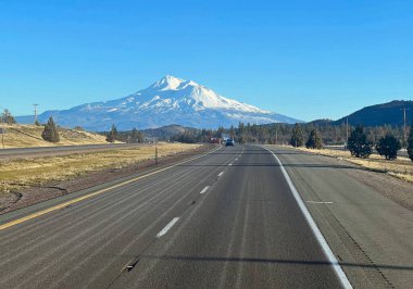 Otoyol 5 güney yönünde - Shasta Dağı - Stratovolcano Cascade Range, Kaliforniya