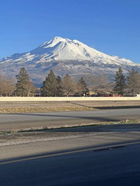 Shasta Dağı dikey - Stratovolcano Cascade Range, Kaliforniya
