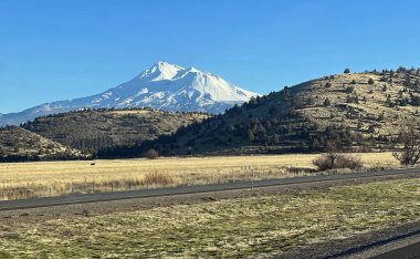 Kaliforniya tepeleri ve Shasta Dağı - Cascade Range, California 'da stratovolcano