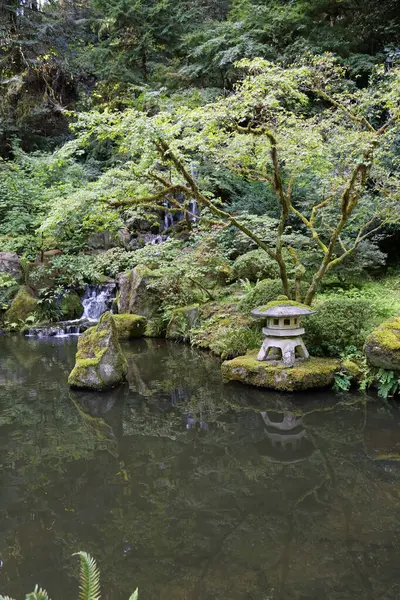 Göletteki fener dikey Portland Japon Bahçesi, Oregon