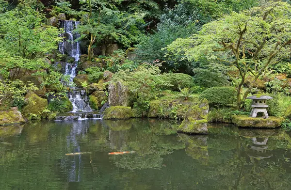 Heavenly Falls ve fener Portland Japon Bahçesi, Oregon