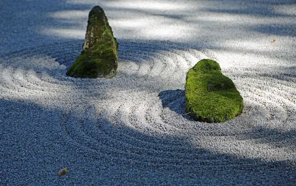 Kum ve Taş Bahçesinde Taşlar Portland Japon Bahçesi, Oregon