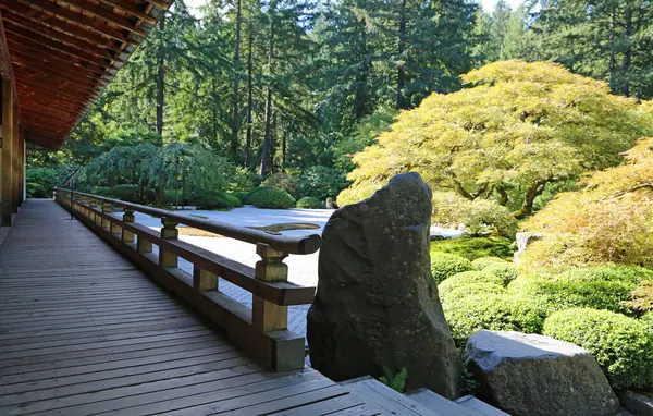 Çadır ve kaya - Portland Japon Bahçesi, Oregon