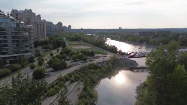 Bow River 'daki yansıma - Calgary - Alberta, Kanada