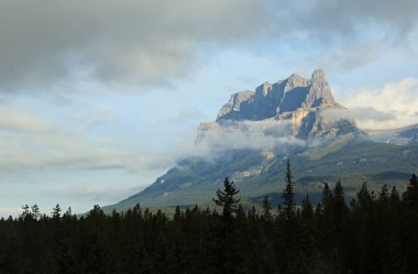 Castle Mountain ile manzara - Alberta, Kanada
