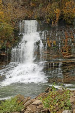 Twin Falls 'un ana şelalesi dikey - Rock Island State Park, Tennessee