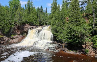 Upper bektaşi üzümü şelaleleri ve ağaçlar - bektaşi üzümü şelalesi parkı, Minnesota