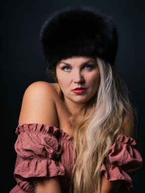 Stüdyoda sarışın kadın portresi