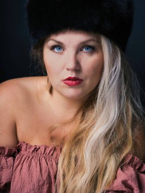 Stüdyoda sarışın kadın portresi