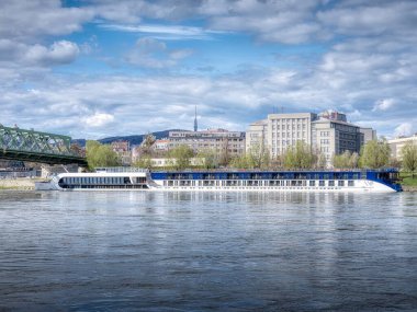 Bratislava 'daki Tuna Nehri' nde uzun beyaz ve mavi bir tekne.