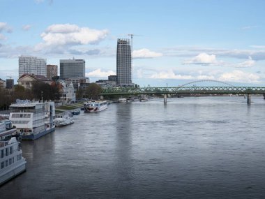 Tamamlanmadan hemen önce Bratislava 'daki Slovakya' nın en yüksek gökdelenidir.