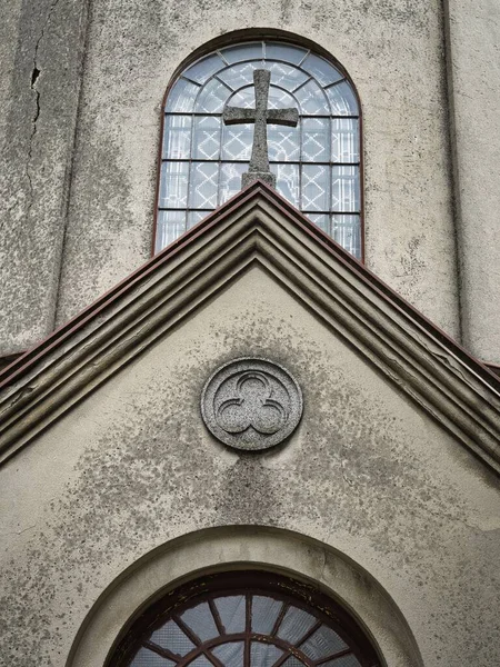 Symbol Trójcy Świętej Fasadzie Kościoła Nad Wejściem — Zdjęcie stockowe
