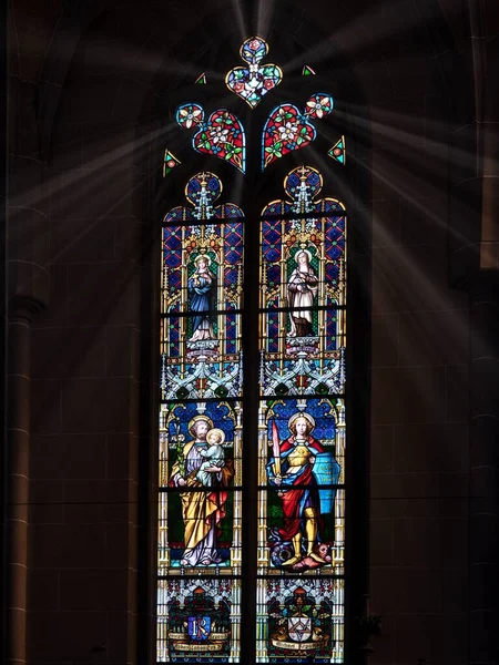 Fenêtre Cathédrale Éclairée Par Lumière Soleil — Photo