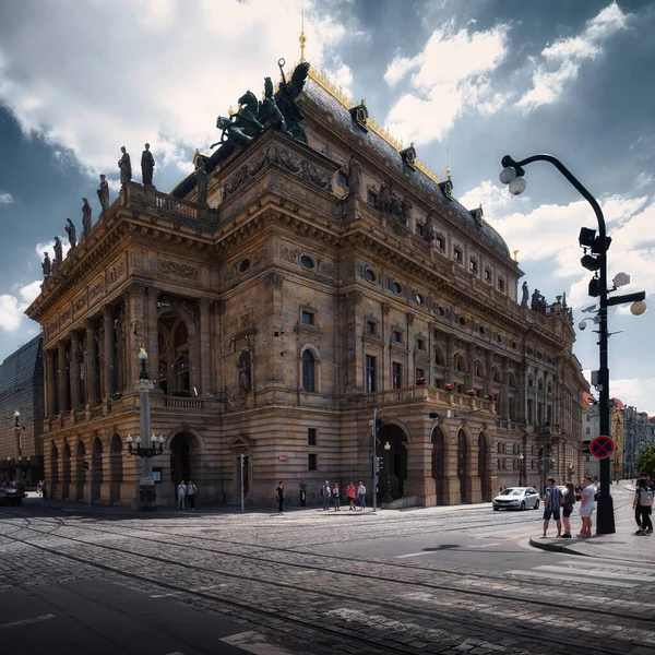 Здание Национального Театра Праге Чехия — стоковое фото