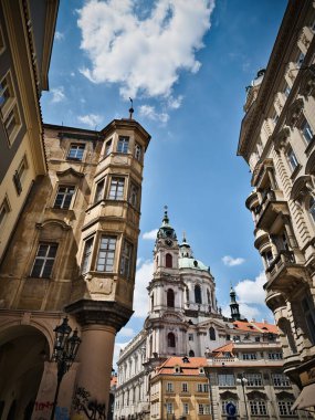 Çek Cumhuriyeti Prag 'daki eski kasaba mimarisi ve St. Nicholas Kilisesi