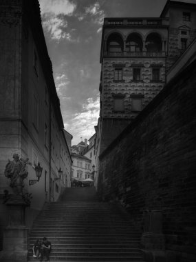 Prag 'ın eski kasabasında siyah beyaz merdivenler.