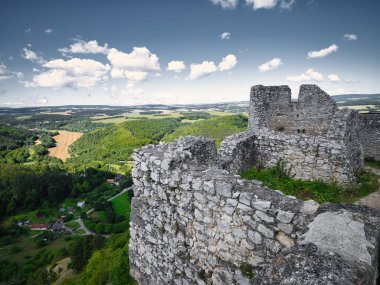 Efsanevi Kanlı Kontes Bathory 'nin yaşadığı Cachtice Kalesi harabeleri, Slovakya