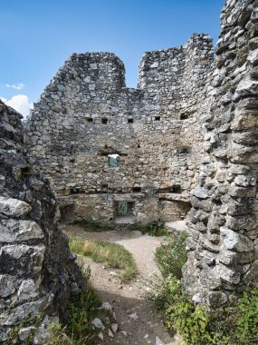 Efsanevi Kanlı Kontes Bathory 'nin yaşadığı Cachtice Kalesi harabeleri, Slovakya