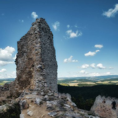 Efsanevi Kanlı Kontes Bathory 'nin yaşadığı Cachtice Kalesi harabeleri, Slovakya