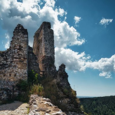 Efsanevi Kanlı Kontes Bathory 'nin yaşadığı Cachtice Kalesi harabeleri, Slovakya