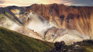 Adadaki Renkli Gökkuşağı Dağları
