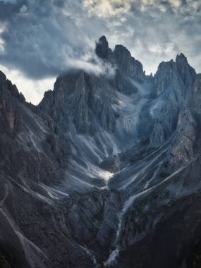 Yüzüklerin Efendisi filminden Mordor 'un çekildiği Cadini di Musurina, Dolomitler, İtalya