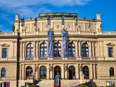 Çek Cumhuriyeti Prag 'daki Çek Filarmoni Orkestrası' nın evi olan tarihi Rudolfinum binasının manzarası