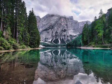 Lago di Braies ve ahşap tekneler, Dolomitler, İtalya