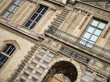 Paris, Fransa 'da balkon ve pencereli Louvre Müzesi cephesi