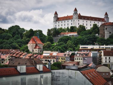 Eski kasaba Slovakya 'nın çatılarının üstündeki Bratislava Kalesi' nin manzarası