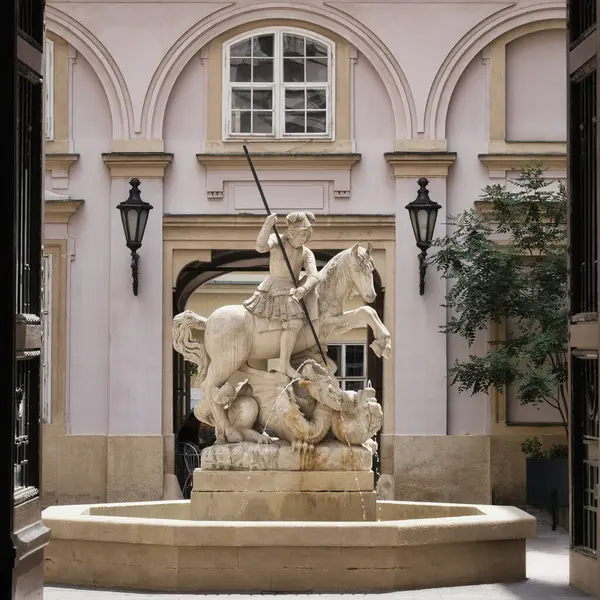 Bratislava, Slovakya 'daki Primatlar Sarayı' nın avlusunda at sırtında ejderhayı öldüren Aziz George heykeli olan bir çeşme.