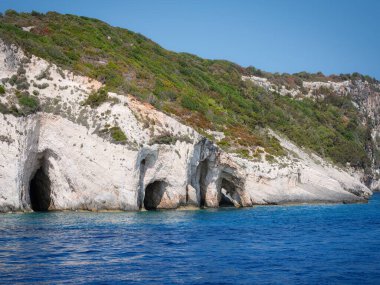 Yunanistan 'ın Zakynthos adası mağaraları ile kayalık sahil