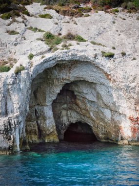 Yunanistan 'ın Zakynthos adası mağaraları ile kayalık sahil