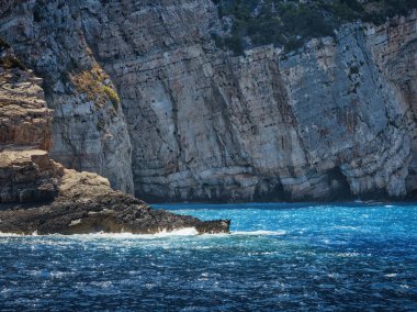 Yunanistan 'ın Zakynthos adası mağaraları ile kayalık sahil