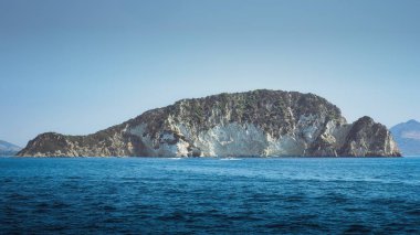 Marathonisi, Yunanistan 'ın Lagana körfezinde yer almaktadır.
