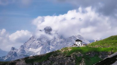 Dolomitler manzara ve otel, İtalya