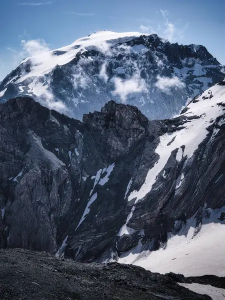 İsviçre 'deki Monte Rosa buzulunun dağ kütlesi.