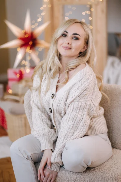 Портрет Красивой Блондинки Пуловере Открытый Подарок Рождество Элегантная Женщина Елки — стоковое фото