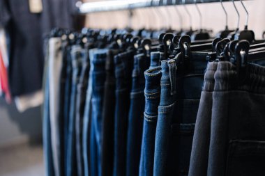 Giysi mağazasında kot pantolon satan bir yer. Açlıkta farklı kotlar.