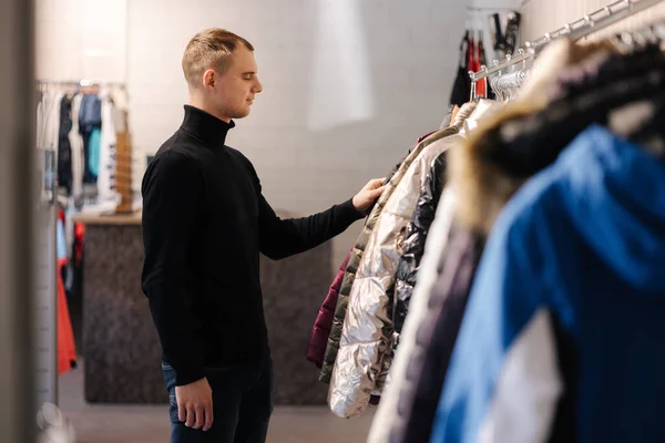 Kıyafet Seçen Yakışıklı Bir Müşteri Bir Erkek Elbise Mağazasında Ceket — Stok fotoğraf