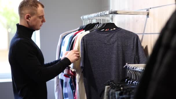 Pół Kadru Przystojnego Klienta Wybierającego Ubrania Mężczyzna Wybrać Koszulę Sklepie — Wideo stockowe
