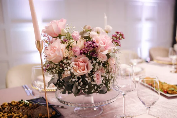 Gyönyörű Rózsaszín Virágok Csokorban Batle Étteremben Elegáns Dekoráció Ünnepléshez — Stock Fotó