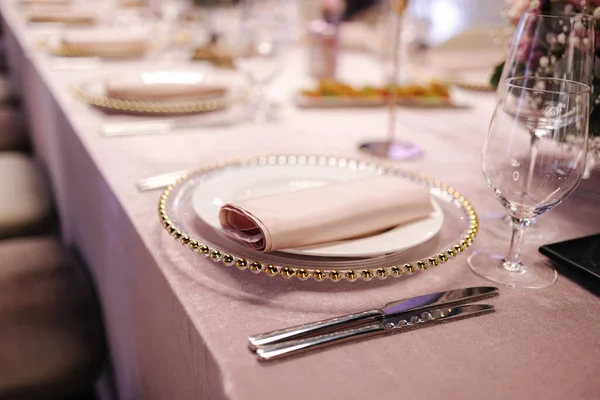 Restorandaki Masada Dekor Unsuru Var Çatal Bıçak Takımı Farklı Yemekler — Stok fotoğraf