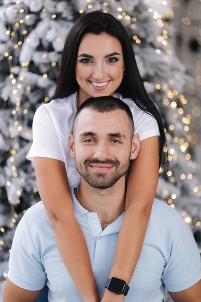 Ein Glückliches Paar Umarmt Sich Und Steht Vor Einem Tannenbaum — Stockfoto