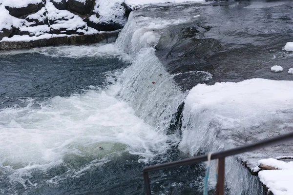 Παγοκολώνες Στο Ποτάμι Κρύο Καιρό Χειμώνας — Φωτογραφία Αρχείου