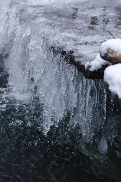 Сосульки Реке Холодную Погоду Зима — стоковое фото