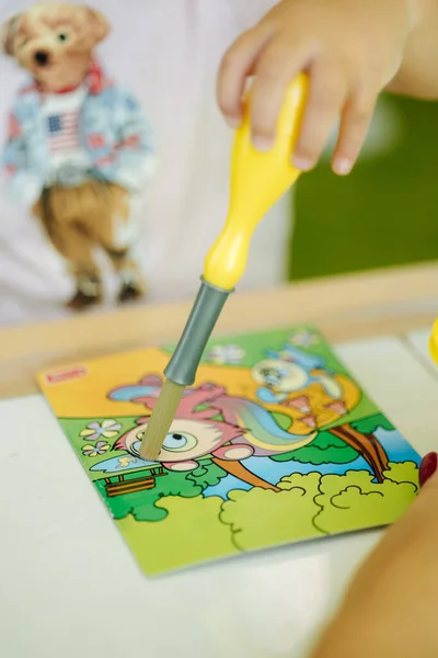 Дети Рисуют Пальцами Детском Саду Счастливые Дети Средняя Селекция — стоковое фото